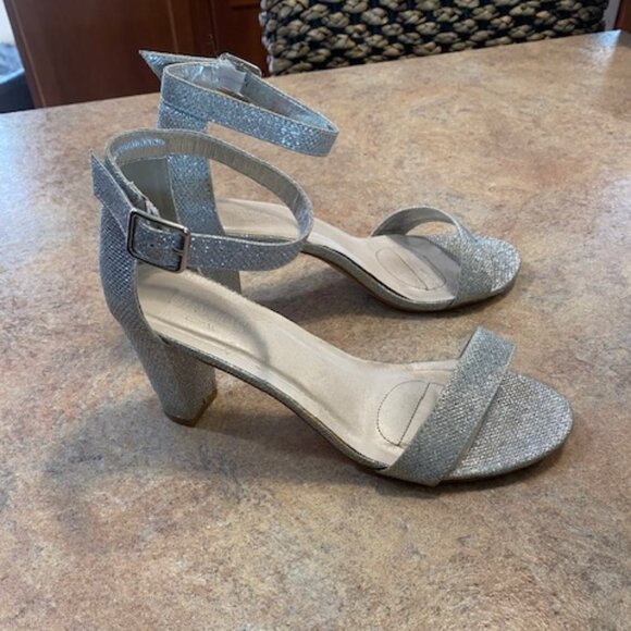 David's Bridal Aryaw Wedding/Prom Ankle Strap Shoe Size 9 Wide Silver - Picture 2 of 7